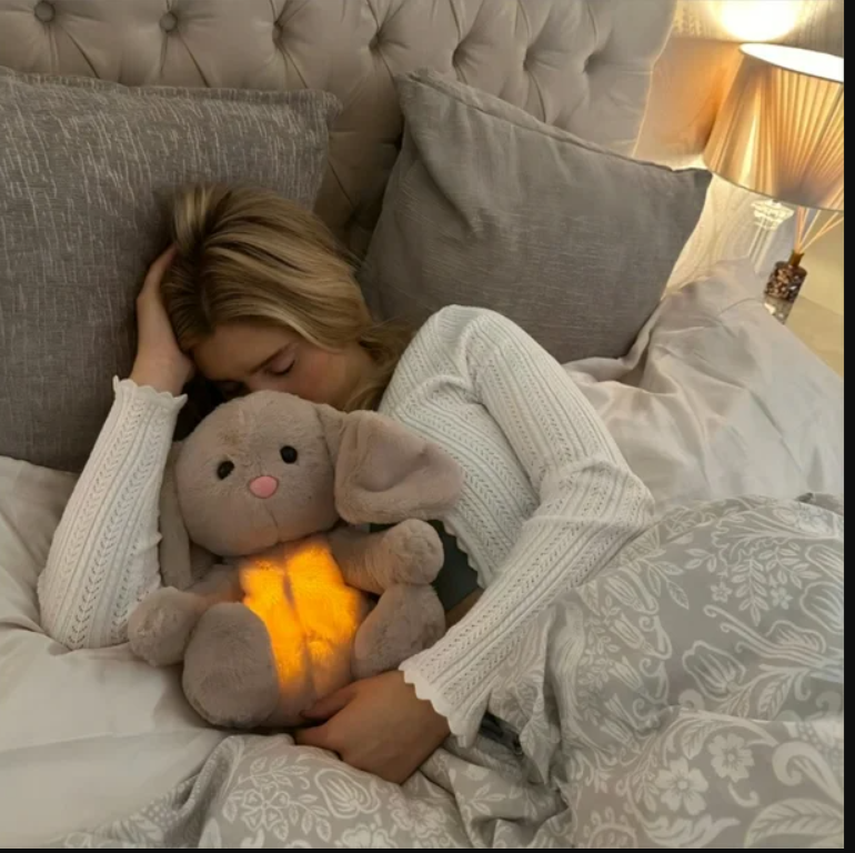 CuddleBunny® Conejo Peluche Con Respiración Y Sonido